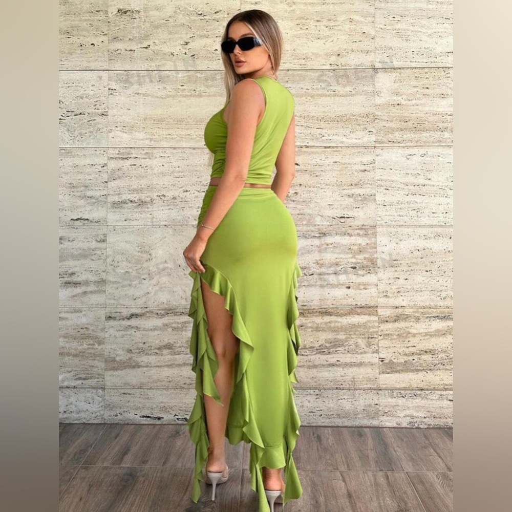 Green dress with details on the sides